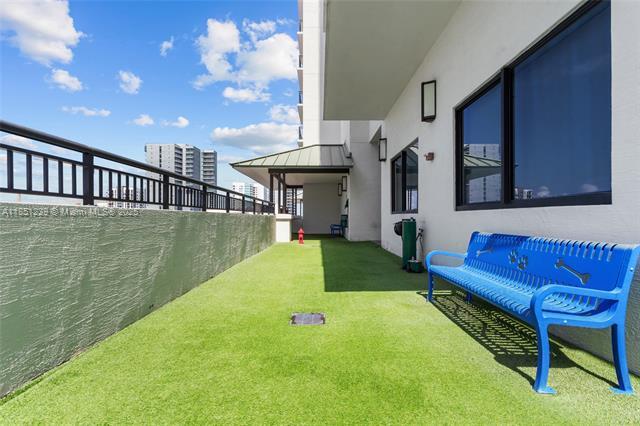 Building Photo - 999 SW 1st Ave