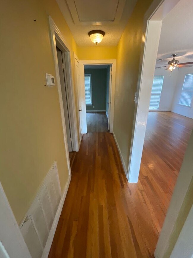 Building Photo - Broadmoor Home, 3 Beds, 2 Baths