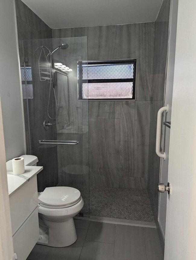 Building Photo - 1156 W 26th St