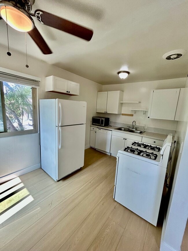 Building Photo - Spacious 2 Bed / 1 Bath Apartment in the Heart of South Park!