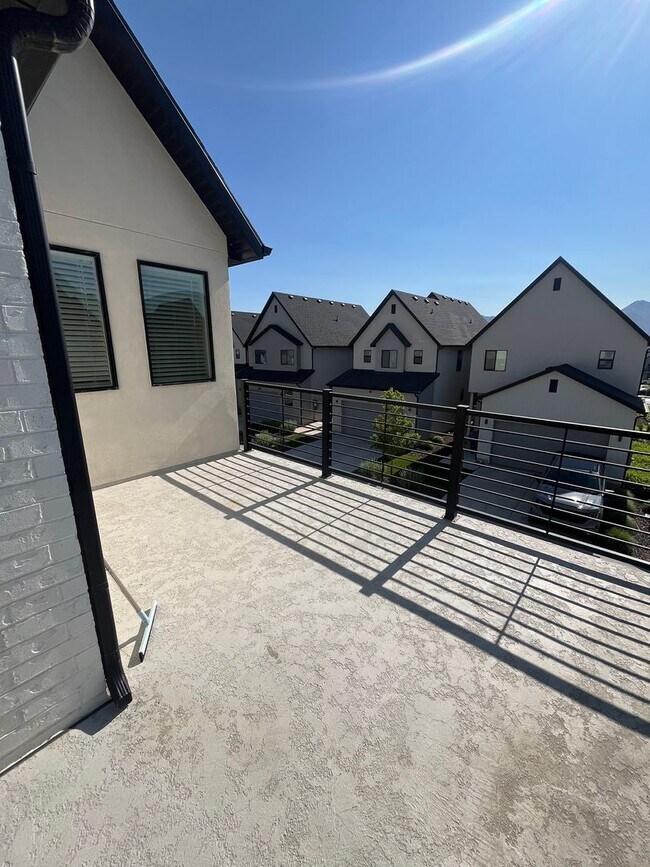 Building Photo - Spacious 3 Bed 2.5 Bath Home Available Jun...
