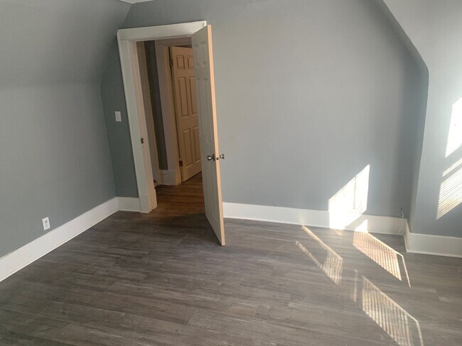 Building Photo - 3 Bed 1 Bath Home
