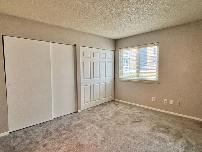 Building Photo - Charming 3-Bedroom Condo with Modern Updat...