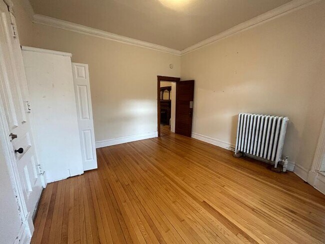 Building Photo - 319 N Pinckney St