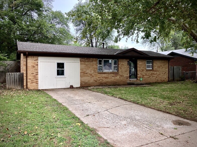 Building Photo - 338 W 4th St