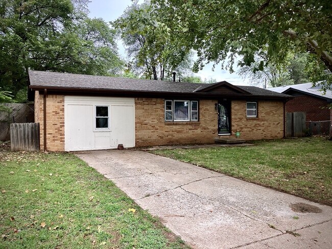 Building Photo - 338 W 4th St