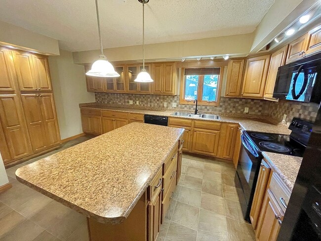 Building Photo - Large 3 bed / 2 bath Available Now!