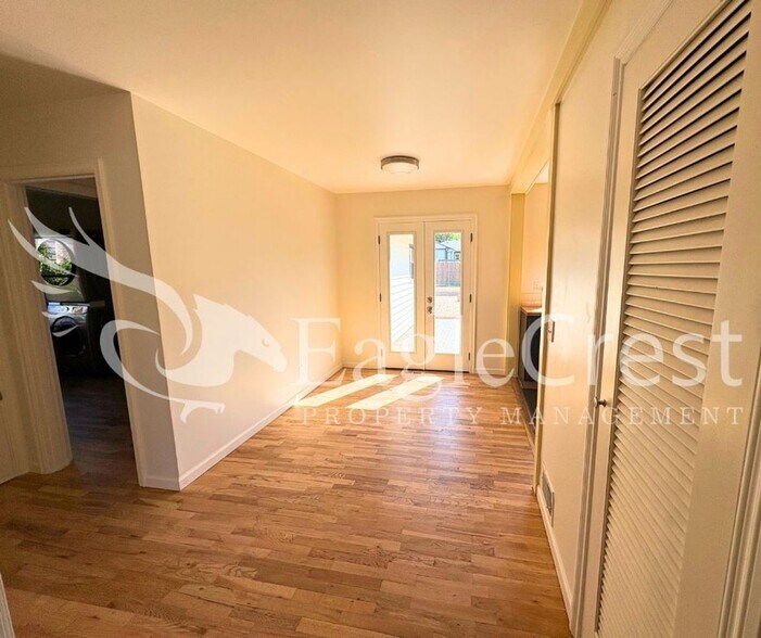 Building Photo - Charming 2 Bed, 2 Bath Home with Updated Kitchen & Outdoor Living Space