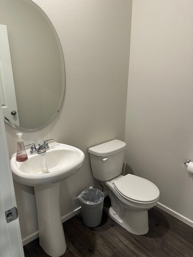 Building Photo - Pet friendly 4 bedroom 2.5 bath house!