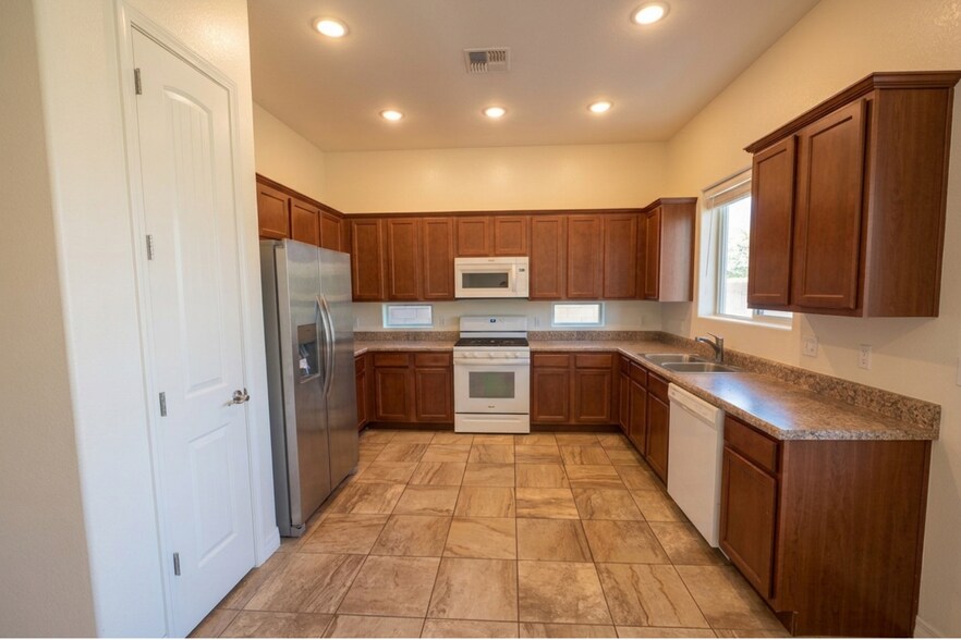 Building Photo - Stunning 3 bedrooms 2 bathrooms House in a premiun area of Prescott Valley!