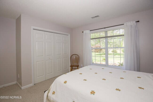 Building Photo - 127 Pine Lake Dr