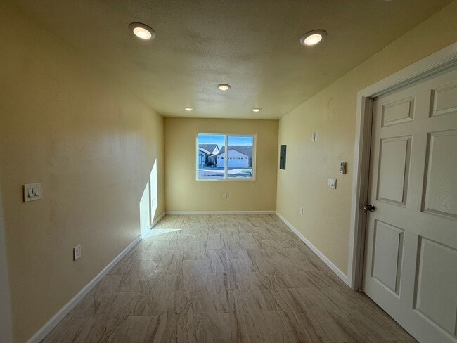 Building Photo - R71300