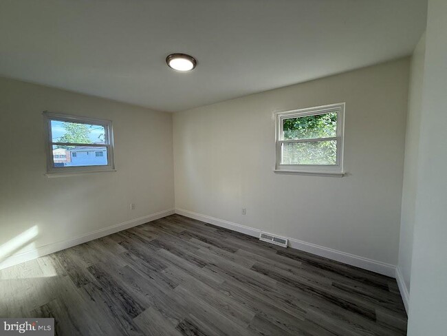 Building Photo - 3202 Cambridge Dr