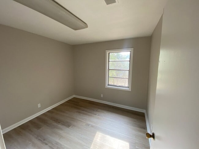 Building Photo - **AVAILABLE NOW**East Columbus 3 Bedroom / 1 Bathroom Home for Rent***