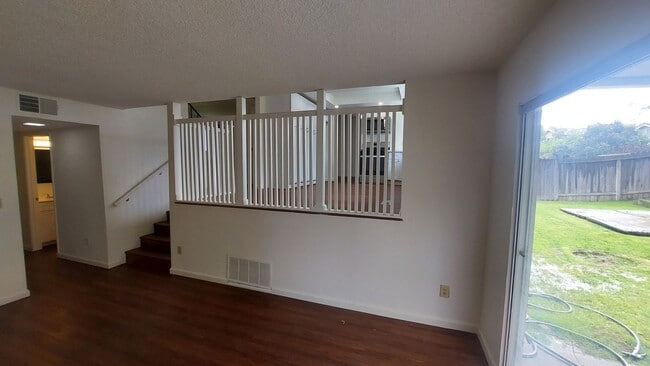 Building Photo - Spacious 4 bedroom, 3 bath home Tri-level in the Scottsdale East Area between Florin Rd and Gerbe...