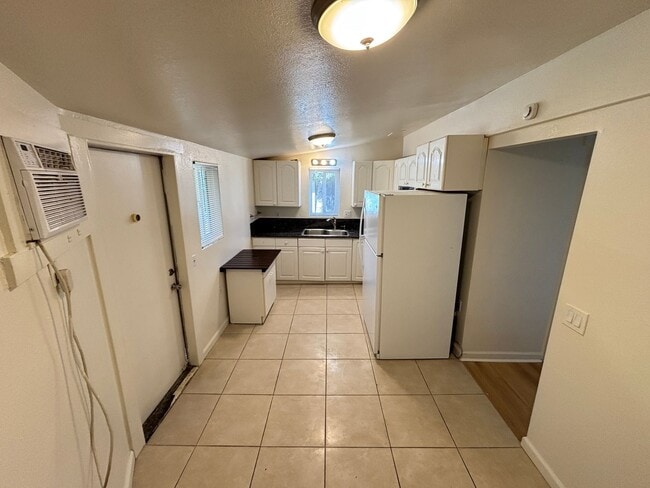 Building Photo - Charming 2Bed/1Bath apartment W/ Private front yard w/ porch and oversized backyard in Henderson