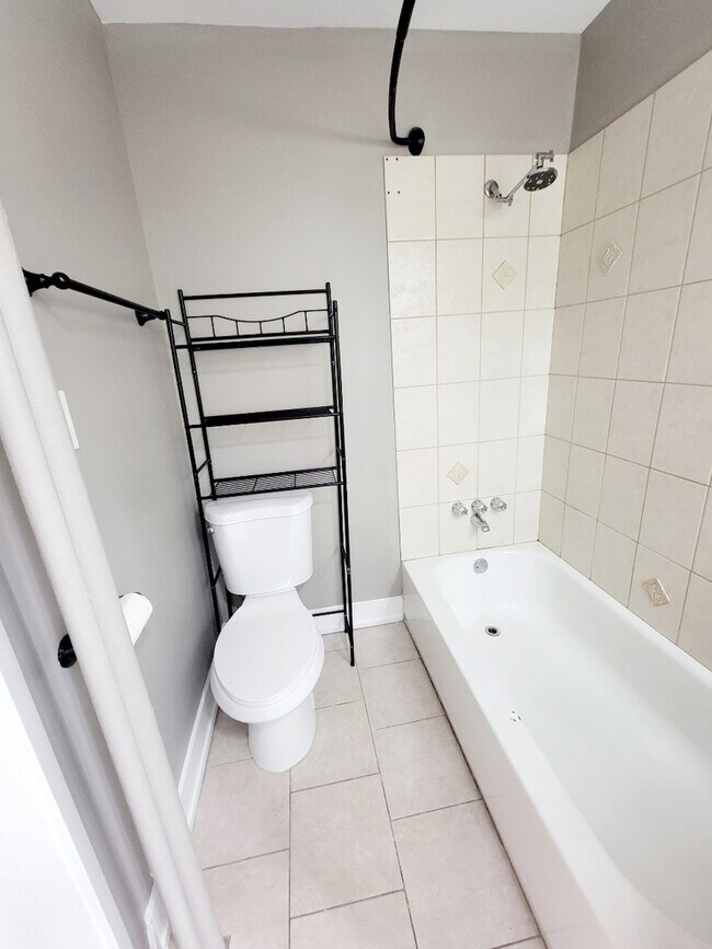 Building Photo - 2809 W Warren Blvd