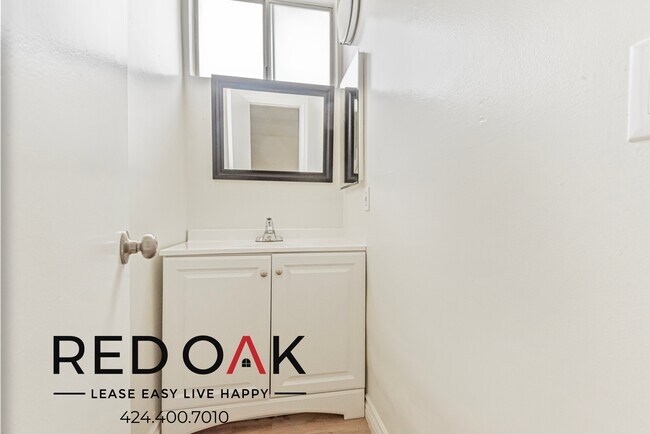 Building Photo - 10535 Lindley Ave