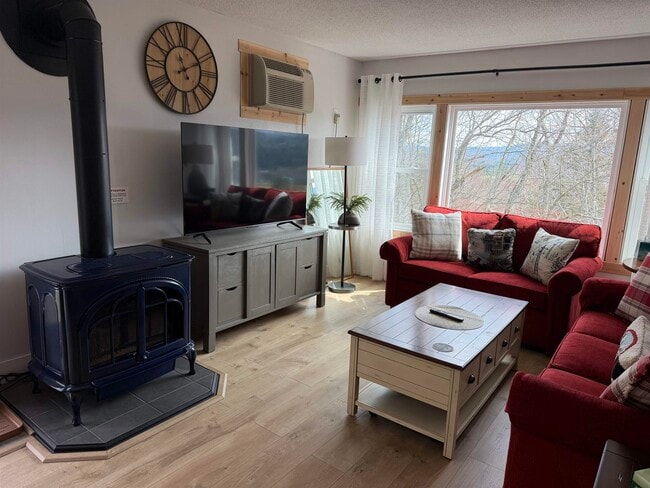 Building Photo - 220 Mountainside Dr