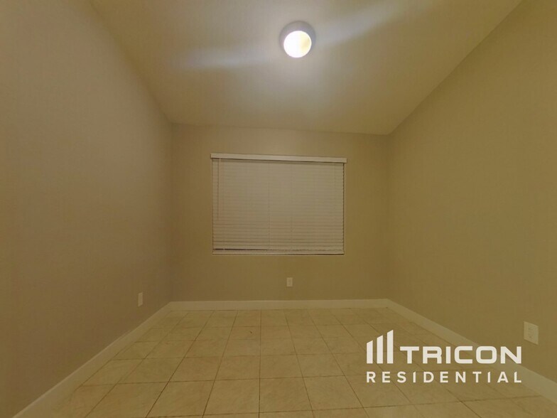 Building Photo - 810 S Greenleaf Ln