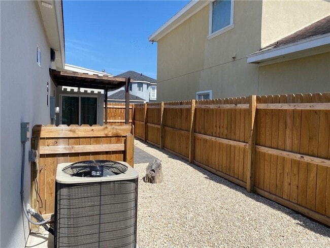 Building Photo - 17 Toni Ln