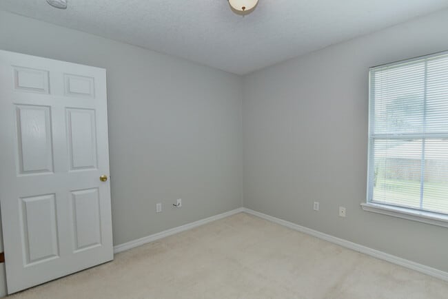 Building Photo - 15065 Warren Dr