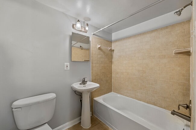 Building Photo - Spacious, Recently Renovated 1 Bedroom!