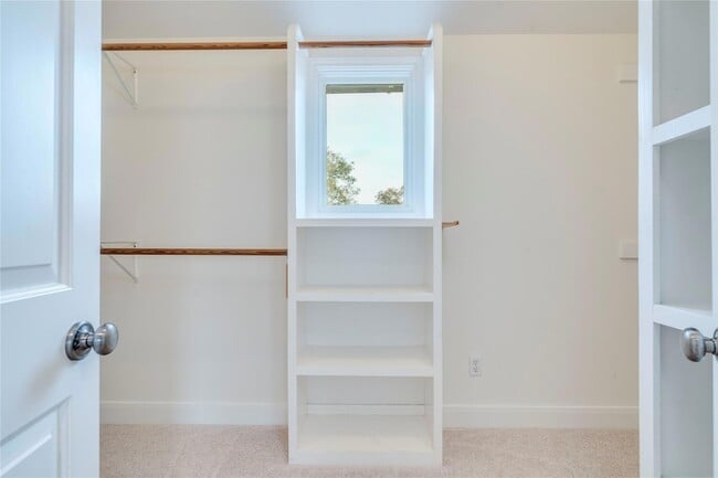 Building Photo - 512 E 49th St