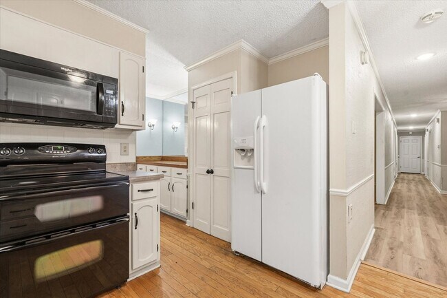 Building Photo - 4-BED, 2-BATH ALL-BRICK HOME NEAR JONESBORO COUNTRY CLUB!