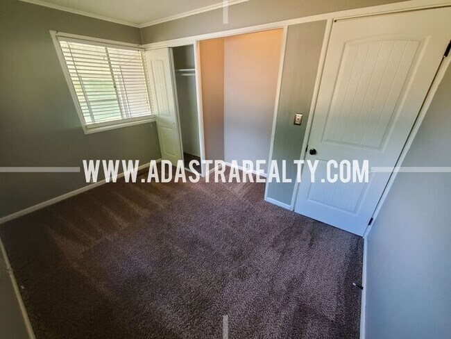 Building Photo - Beautiful Ranch Home in the Northland-Available NOW!!