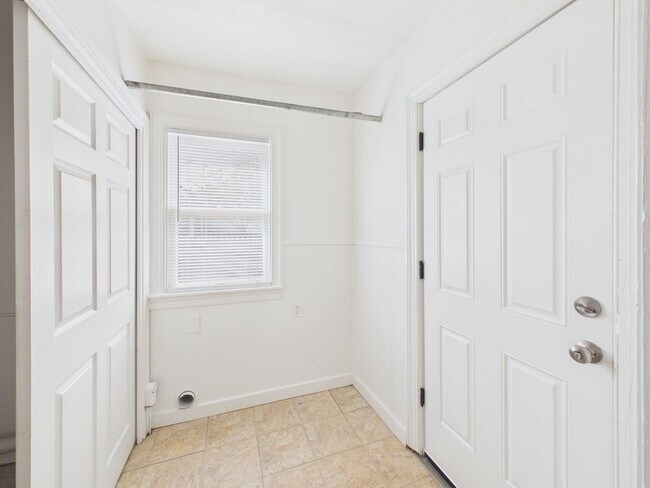 Building Photo - Adorable 3 Bedroom Home in Sunset Addition!