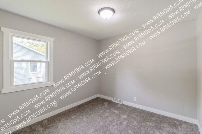 Building Photo - 129 Paine St SE
