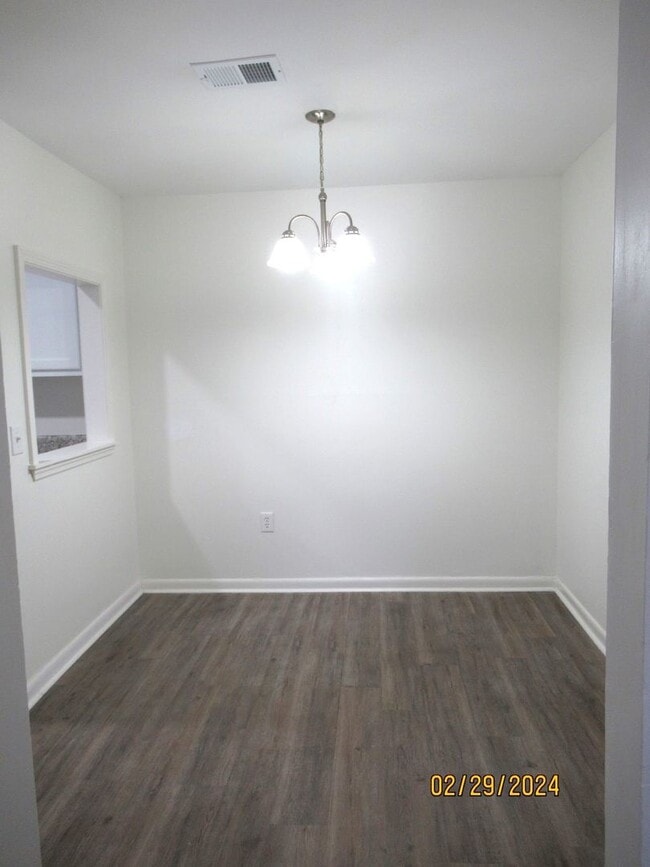 Building Photo - Newly Remodeled-Willow Run Apartment