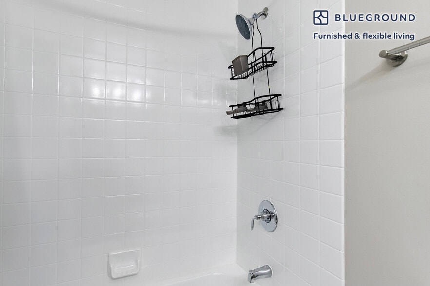 Building Photo - 77 W Huron St