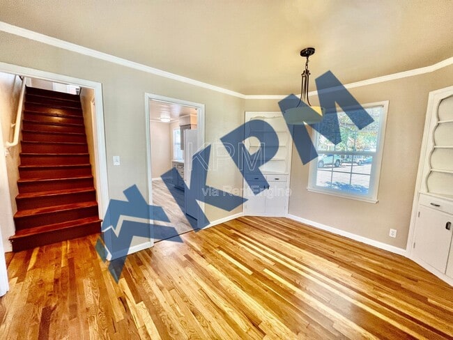 Building Photo - 401 W Mariposa Ave