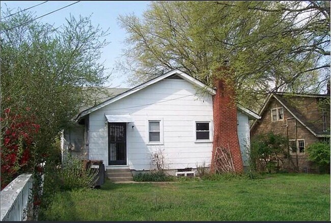 Building Photo - Sylvan Park Craftsman!!