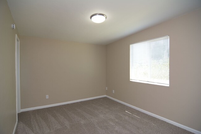 Building Photo - Remodeled 3 Bedroom 2 Bath House! South Tu...