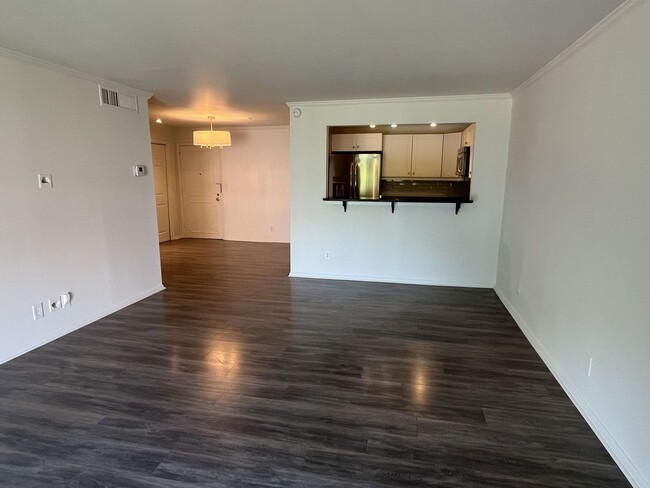Building Photo - Updated 3 Bed Condo in Myers Park