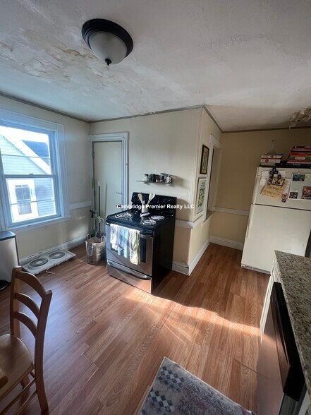 Building Photo - 13 Charnwood Rd