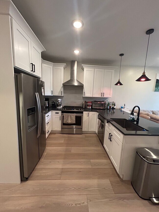 Building Photo - 1646 W Belmont Ave