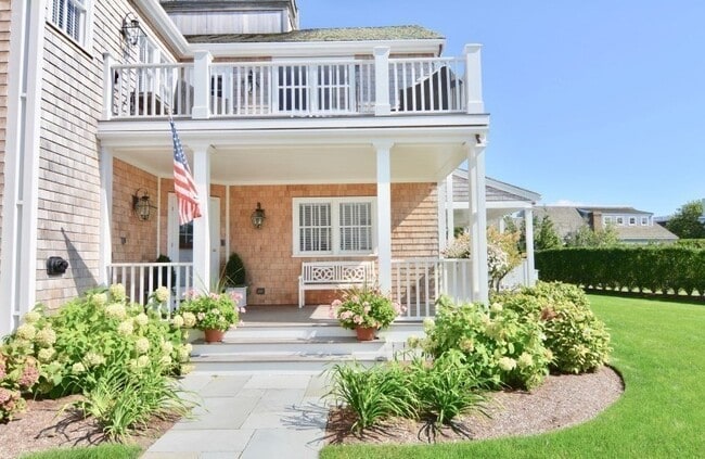 Building Photo - 10 Brant Point Road