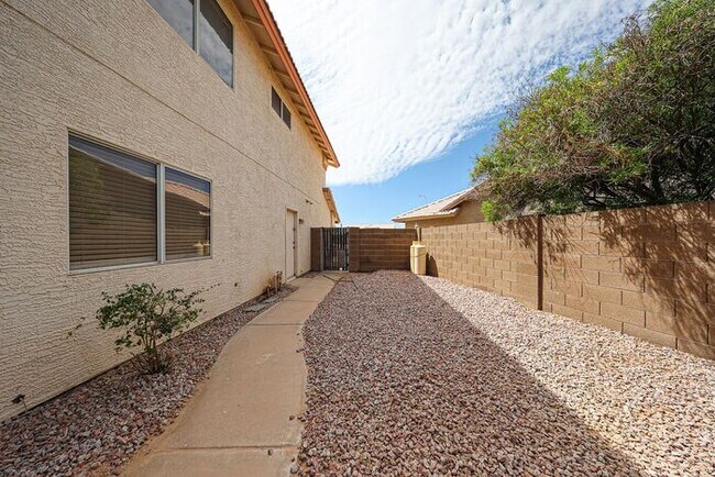 Building Photo - MOVE IN SPECIALS!! 5BD 3BA with Pool in We...