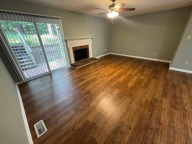 Building Photo - Beautiful 2 Bedroom 1.5 Bath Town Home! Ne...