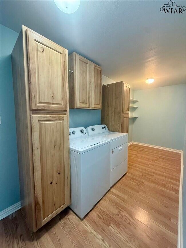 Building Photo - 2824 Barrywood Dr