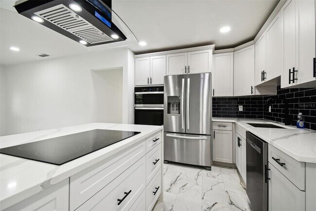 Building Photo - 4910 N Darby Ave