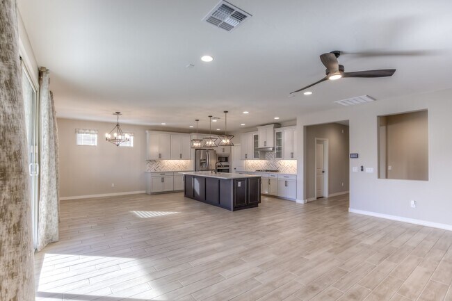 Building Photo - Very Special Oro Valley Home with Pool and Mountain Views!