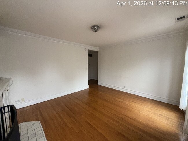 Building Photo - Stunning Top Floor 2 Bed, 2 Bath Condo Just Steps to the Lake