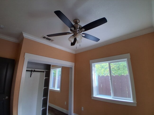Building Photo - 2112 Eicher Ave