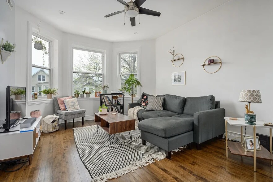 Primary Photo - 3244 N Hamlin Ave