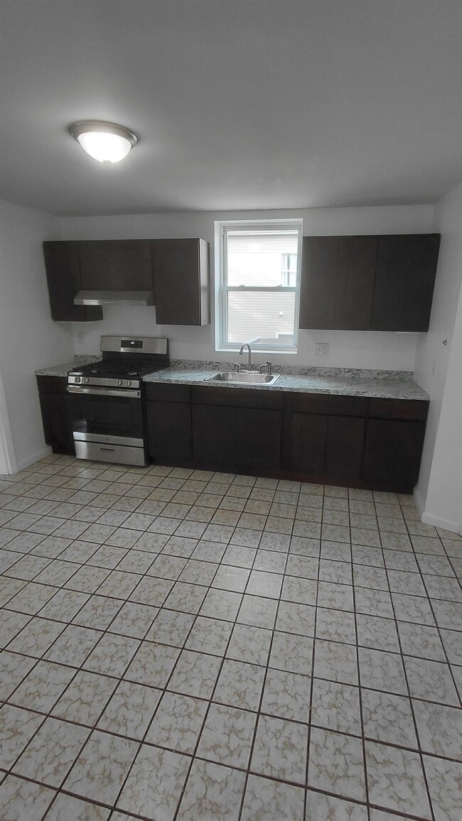 Building Photo - 23 Terhune Ave